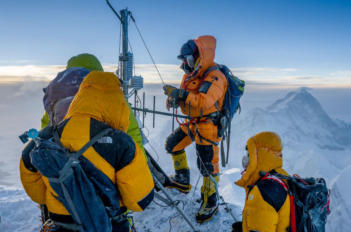 radio electricians at mount everest